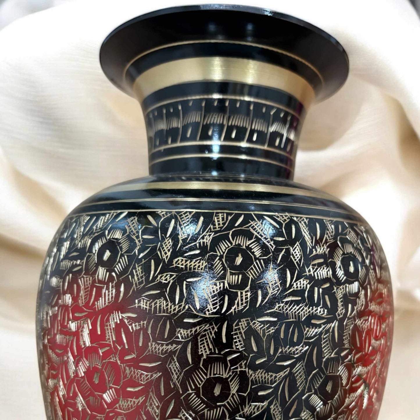 Lightweight yet sturdy 1530-gram brass vase, ideal for side tables and decorative accents